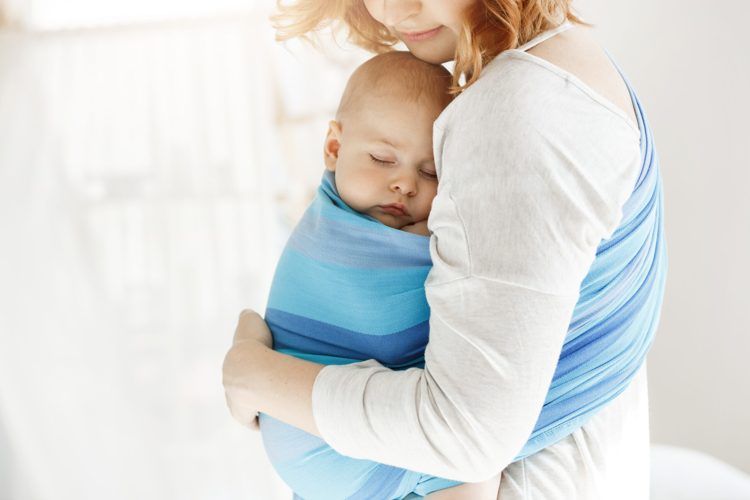 Cangurus para Bebê: Conforto e Praticidade para Pais Modernos 7 crianca recem nascida pequena fechar os olhos e ter um bom sono no estilingue bebe sentindo protecao de sua linda jovem mae familia conceito de estilo de vida scaled