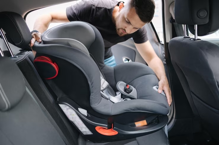 Cadeirinha para Carro Aprovada pelo Inmetro: Como Escolher a Melhor Opção em 2025 2 homem instala uma cadeira de carro para crianca no carro no banco de tras pai responsavel pensou na