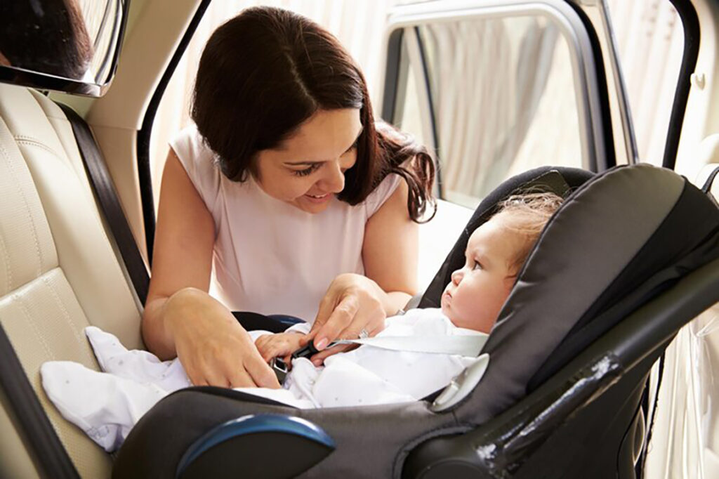 Como Escolher a Melhor Cadeirinha de Bebê para Carro em 2025 1 mae colocando o bebe no assento de viagem do carro 1218270 4298