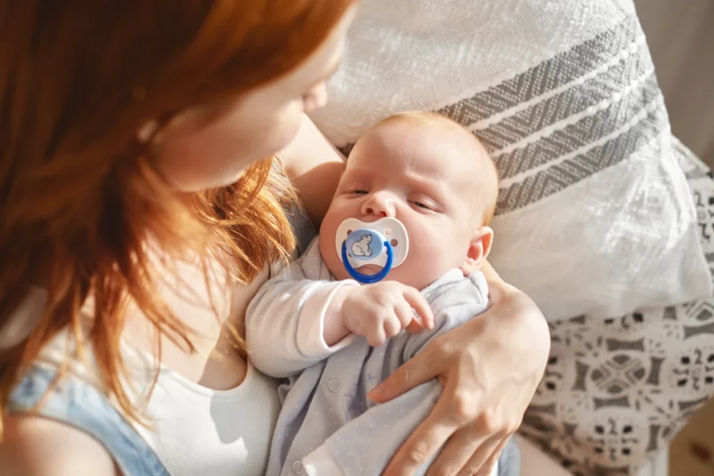 Salto de Desenvolvimento aos 2 Meses: O que Esperar e Como Acompanhar o Crescimento do Seu Bebê 1 mae-e-filho-posando-em-ambientes-fechados-lidando com alteração do sono do bebe que muda o padrao no salto de desenvolvimento dos 2 meses