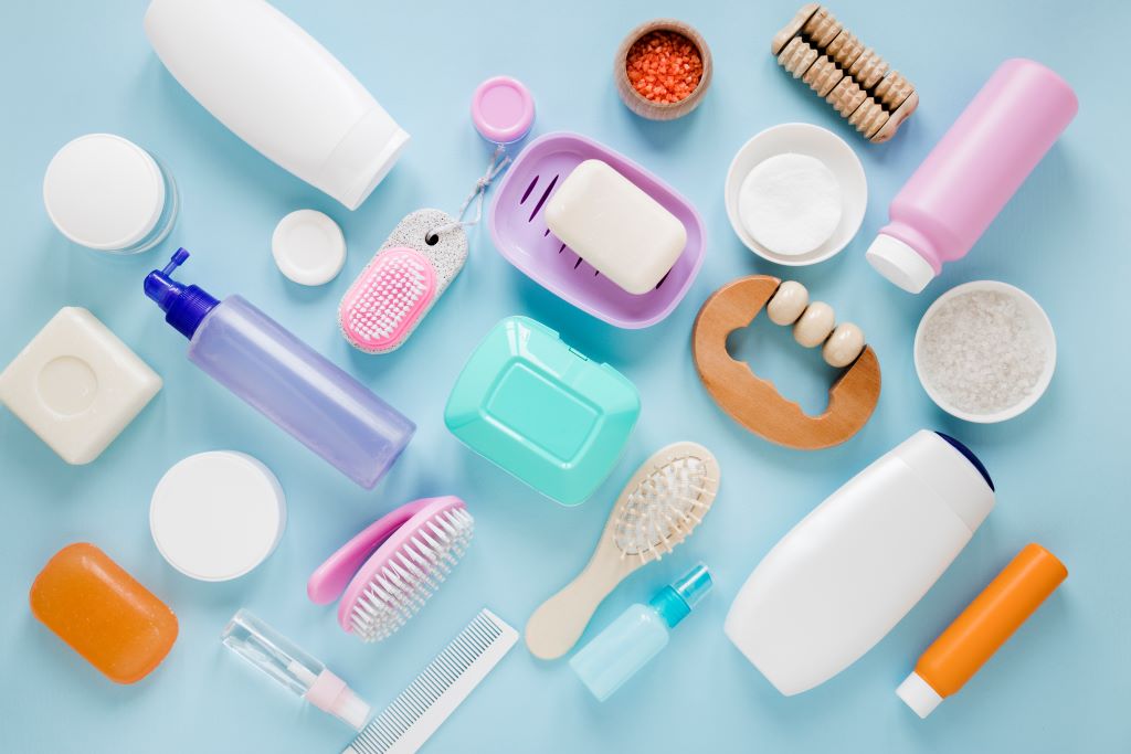 Como Montar um Kit Higiene Funcional: Dicas Práticas e Essenciais 2 vista superior de produtos de banho coloridos 1