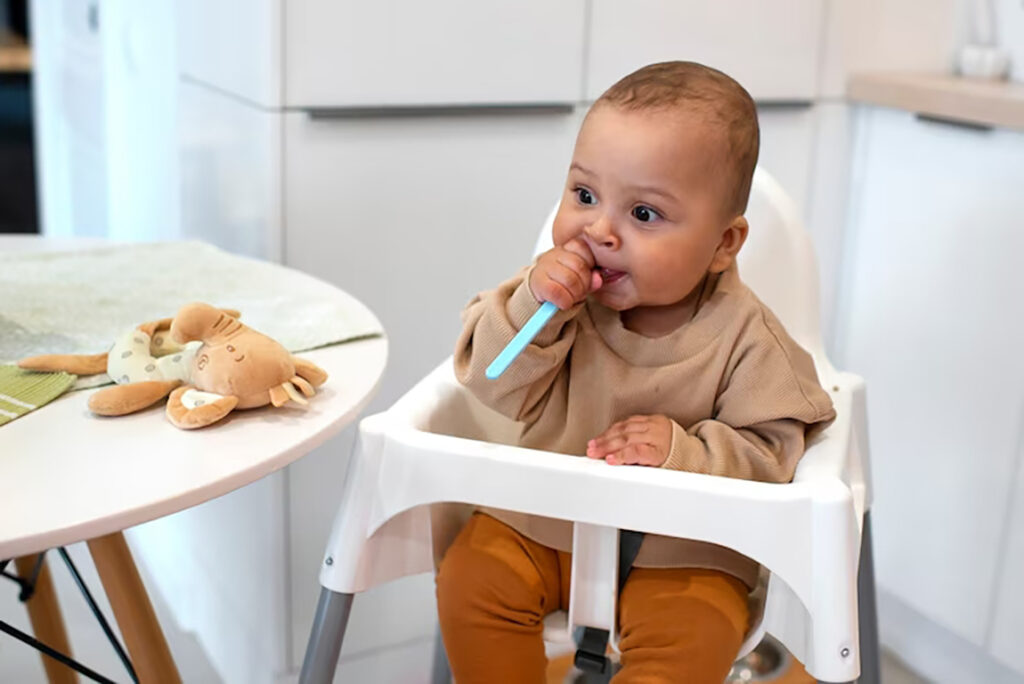 Cadeira de Alimentação: Escolhendo a Melhor para o Seu Bebê em 2025 6 lindo bebe preto se divertindo em casa 23 2149490680