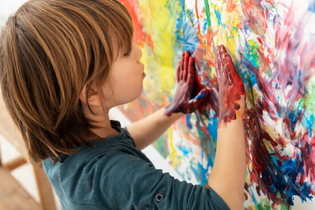 Brinquedos para Crianças de 4 Anos 15 menino em casa pintando 23 2148902417