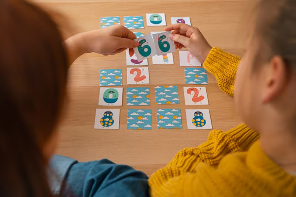 Brinquedos para Crianças de 4 Anos 7 mulher de alto angulo e menina jogando jogo da memoria 23 2150294733