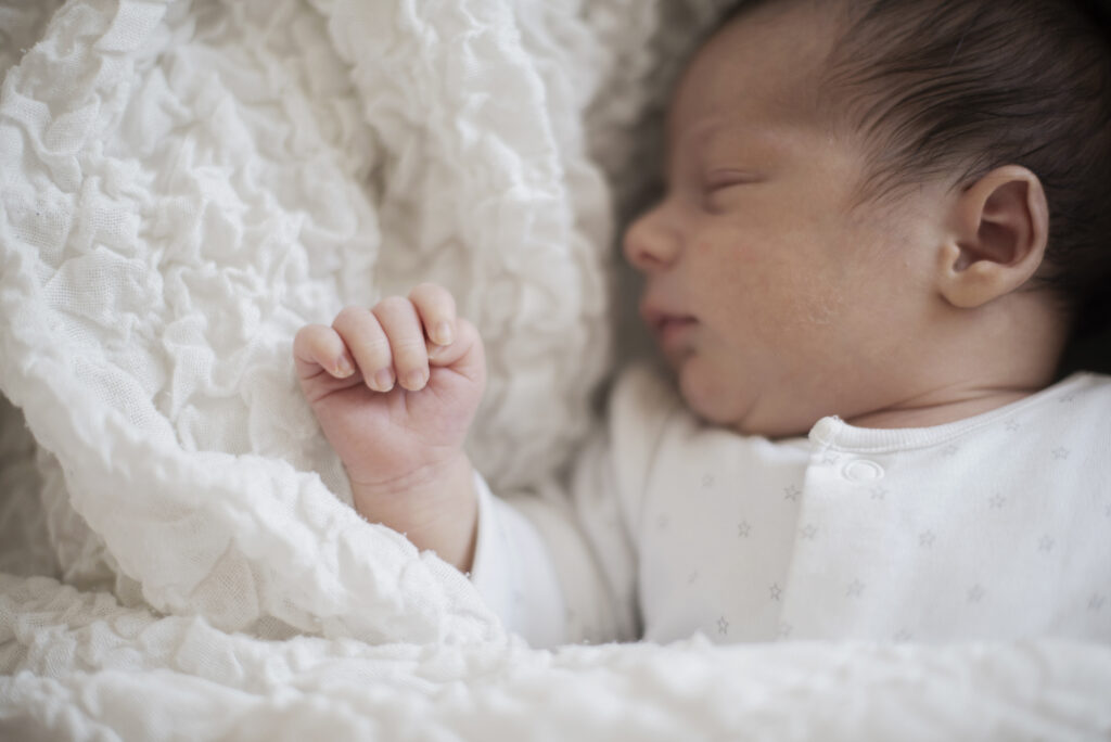 Mantas para Bebês: Descubra as Mais Macias e Seguras para o Seu Pequeno 5 retrato de bebe pequeno bonito dormindo
