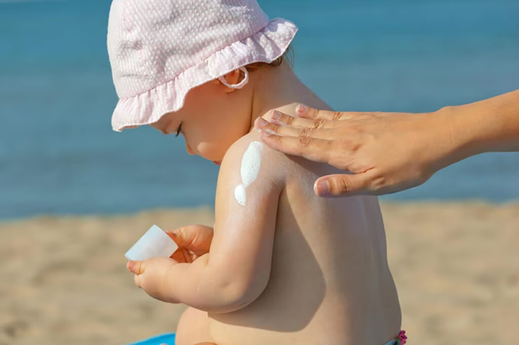 O Melhor Protetor Solar para o Seu Bebê em 2025 1 seccao media de mae e filha na praia 1048944 20781789 1