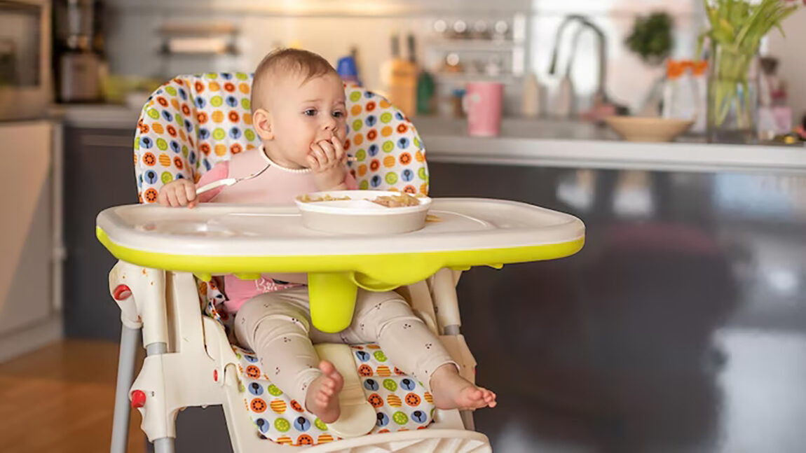 Cadeira de Alimentação: Escolhendo a Melhor para o Seu Bebê em 2025 1 uma rapariga bonita sentada na mesa em casa 1048944 30690261 edited